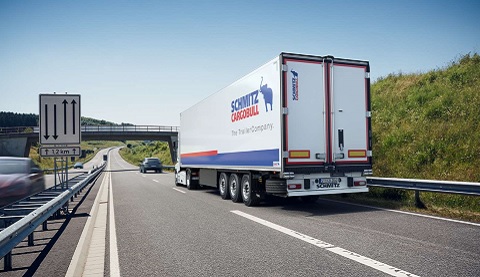 Ein Lastwagen mit der Aufschrift Schmitz Cargobull auf der Autobahn.