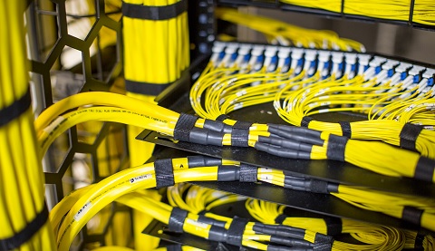 Blick in einen Serverraum mit gelben Kabeln