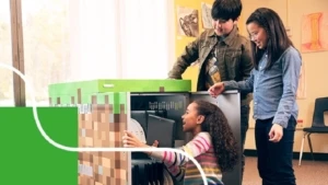 Drei Kinder spielen im Lernlabor auf der didacta 2019