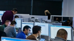 Programmierer bei der Arbeit in einem Großraumbüro