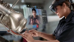 Eine Frau arbeitet mit einer HoloLens
