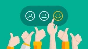 Eine Grafik mit grünem Hintergrund auf der mehrere Hände zu sehen sind, die mit diversen Smilies über die Kundenzufriedenheit abstimmen