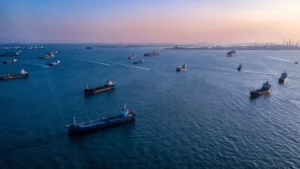 Frachtschiffe vor dem Hafen Singapores
