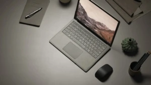 Ein Laptop auf einer grauen Arbeitsplatte