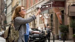 Eine Frau in einer Einkaufsstraße arbeitet mit einem Hologramm