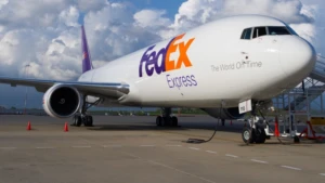 Ein FedEx Frachflugzeug auf einem Flughafen.