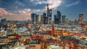Frankfurt Skyline in der Dämmerung