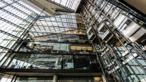 Modernes Glas-Atrium eines großen Gebäudes.