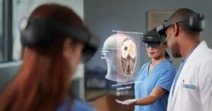 HoloLens で患者の CT 画像を立体的に確認する医師と医療スタッフ