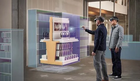 Zwei Männer mit HoloLens2 vor einem virtuellen Geschäft. 